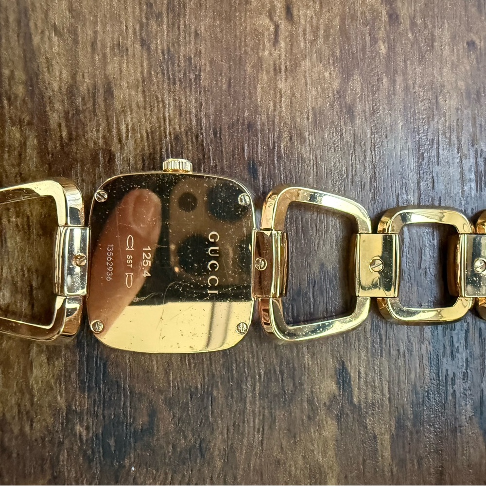 Gucci Women's Gold 125.4 Square open link Watch - Picture 3 of 14